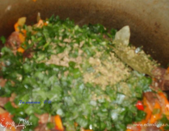 Добавляем их в казан, приправляем, солим по вкусу и еще раз все перемешиваем. И пусть все это дело тушится примерно минут 30 на умеренном огне (3 из 6)