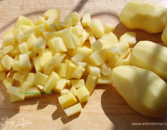 Картофель также режем небольшими кубиками