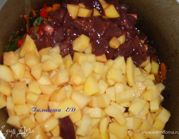 Печень и картофель закладываем в казан, добавляем совсем немного воды, примерно три четверти стакана. Прибавляем огонь (4 из 6)и готовим до тех пор пока картофель не будет готов.