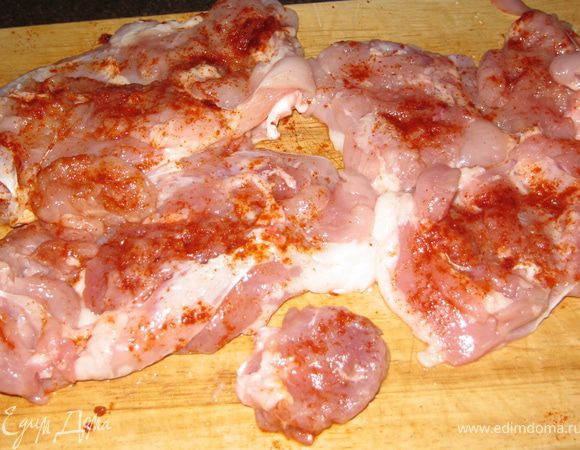 в бедрышках вырезаем косточку. Отбиваем со стороны кости ( без фанатизма).Солим и посыпаем паприкой с 2-х сторон. Я шкурку убираю, но это по желанию.