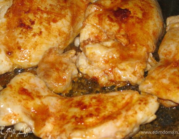 Сковороду ставим на сильный огонь и обжариваем мясо с 2-х сторон до румяной корочки. Это занимает буквально несколько минут.