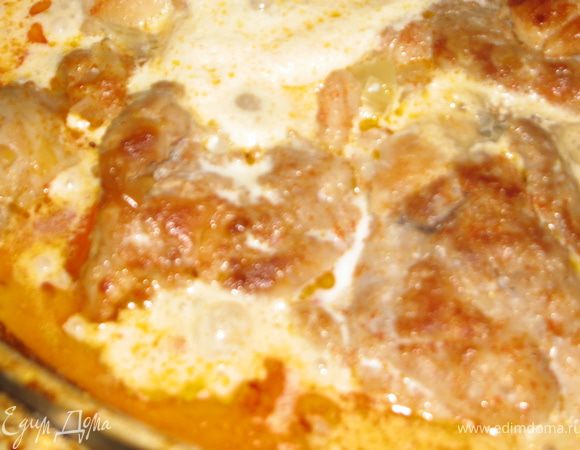 Через 10 минут наливаем сливки.Закрываем крышкой и оставляем еще на 15 минут.