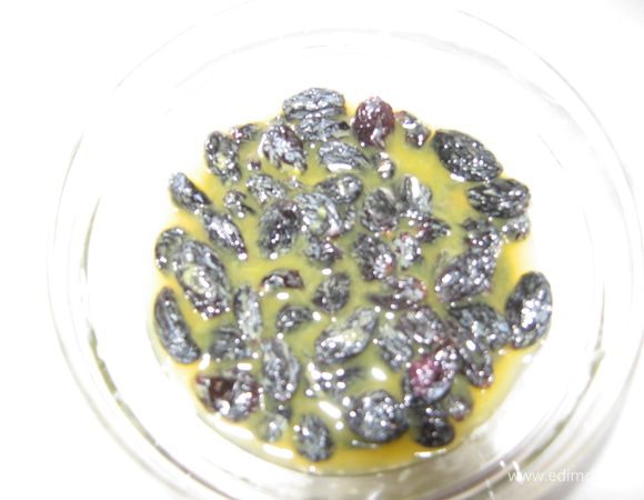 Изюм замочить в апельсиновом соке на 1час (можно и больше).Затем сок вылить.