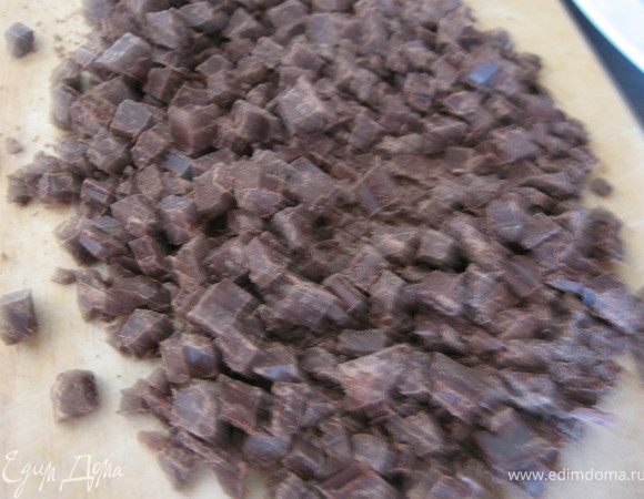 шоколад мелко порезать. именно порезать, чтобы были кусочки.