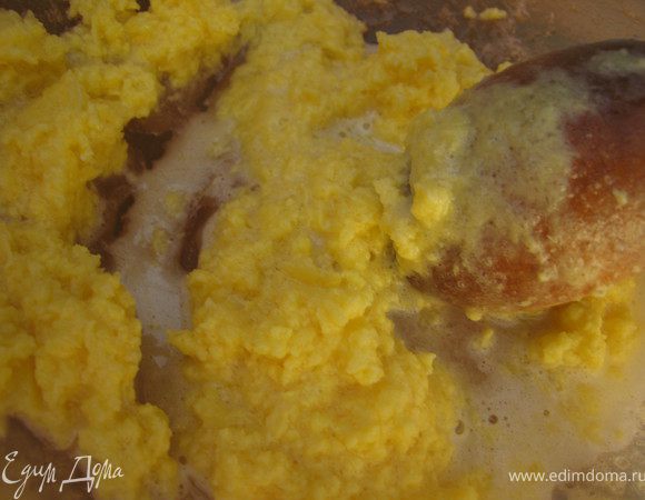 Размягченное сливочное масло хорошо перетереть с сахаром и ванильным сахаром.Добавить яйцо и перемешать.