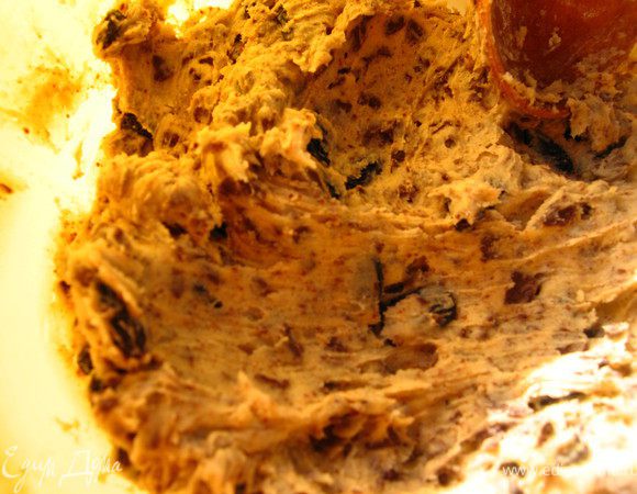 Добавить муку, изюм и шоколад. Хорошо перемешать чтобы была однородная масса.