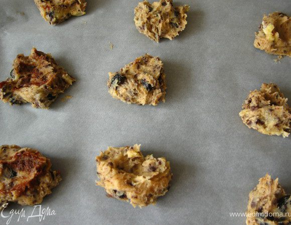 Духовку разогреть до 230 град.Противень застелить бумагой для выпечки, разложить тесто чайной ложкой на небольшом расстоянии друг от друга. Выпекать 10-15 минут. Чтобы печенюшки слегка подрумянились.