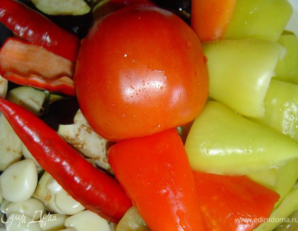 Очищаем чеснок,помидоры, горький и сладкий перец моем, удаляем плодоножки и семена, у баклажанов удаляем плодоножки. Все овощи пропускаем через мясорубку или кухонный процессор,добавляем масло, солим по вкусу и кипятим на протяжении 50 минут, в конце варки добавляем уксус. Закатываем в стерилизованные банки, и желательно хранить в прохладном месте.
 Приятного аппетита!