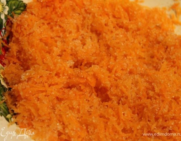 Морковь натереть на мелкой терке, смешать с сахаром. 