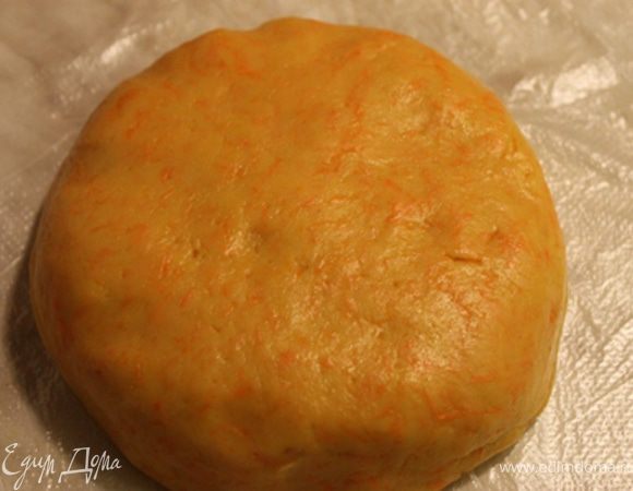 Добавить растопленное масло, корицу, соду, ваниль. Муки нужно столько, чтобы тесто не прилипало к стенкам посуды. Готовое тесто похоже на массу для лепки, или даже мягче. Но с мукой не переусердствуйте!как только не прилипает, остановитесь. 