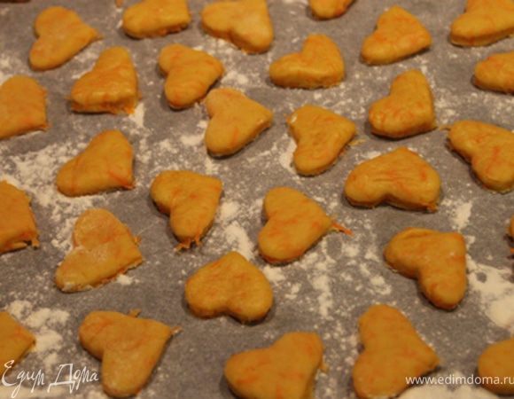 Тесто раскатать, вырезать печенье желаемой формы, уложить печенье на лист, посыпанной мукой и выпекать в разогретой до 180 гр. духовке 15 минут. Не дольше, иначе печенье станет твердым, что и случилось с моими сердечками, поэтому на последних фото - одни звездочки. 