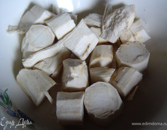 Помыть, очистить все овощи и зелень. Пропустить все через мясорубку или можно воспользоваться кухонным процессором. К измельченной массе добавит уксус, сахар, соль и тщательно перемешать. Аджика готова, ее помещаем в подготовленные банки, укупориваем капроновыми крышками и храним в холодильнике.
 Приятного аппетита!