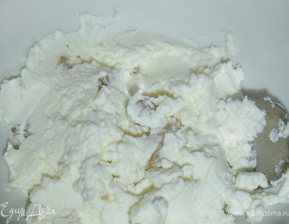 Изюм заливаем кипятком и даем постоять минут 10, затем добавляем его к творогу и вливаем сгущенное молоко, тщательно перемешиваем. Отделяем 1/3 творожной массы, помещаем ее в блендер и добавляем 50г малины, взбиваем до однородной массы.
А теперь приступаем к сборке десерта. На дно стакана кладем малину, сверху творожную массу, которую обильно посыпаем шариками из сухих завтраков. Следующим слоем будет творожно-малиновая масса, снова шарики и заканчиваем творожным слоем. Сверху украшаем малиной, шариками, кокосовой стружкой и мятой.
Остается только насладиться вкуснейшим десертом.
Приятного аппетита!