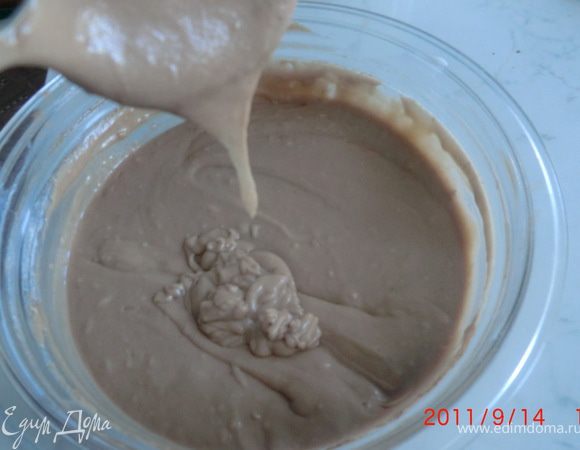 Тесто должно быть примерно такой консистенции.Смазываем форму и выкладываем тесто. Ставим в разогретую до 220 градусов духовку на 30 минут.