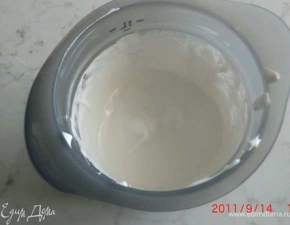 Пока тесто в духовке, взбиваем 4 белка со стаканом сахара в густую пену.