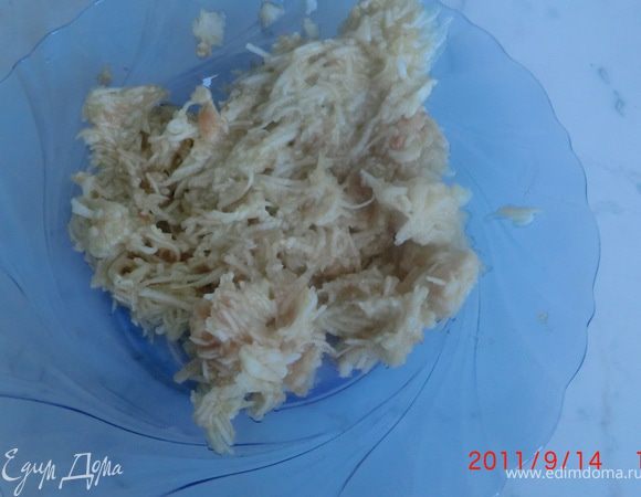 Натираем яблочко на мелкой тёрке.
И готовим классическую глазурь: 3 ст.л. молока + 50г масла + 0,5 стак. сахара + 3 ч.л. какао. 