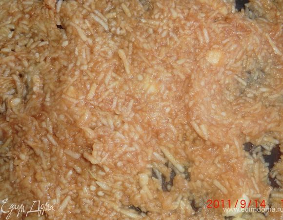 На готовый корж равномерно выкладываем тёртое яблоко.
Яблоко придаёт сочность и аромат тортику.