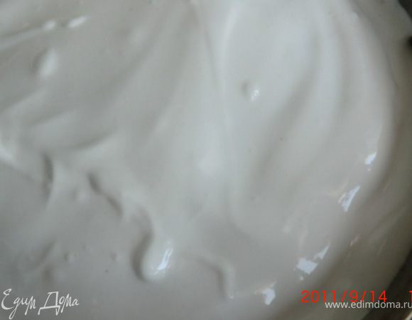 На слой из яблока выкладываем взбитые белки.
Теперь торт возвращаем в духовку и немного нагреем, чтобы белки стали упругими.