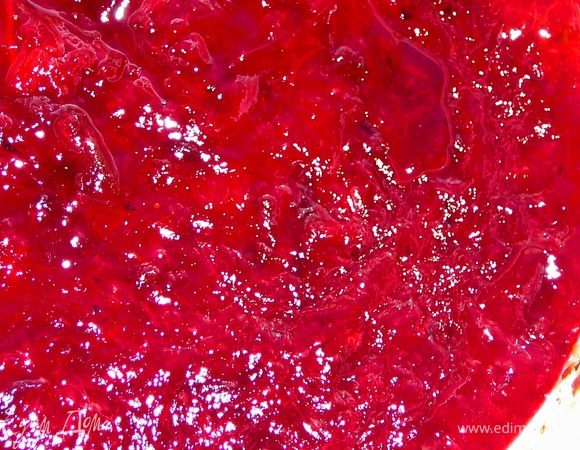 Сливы вымыть,мелко нарезать половину слив.Положить их в сотейник добавить сахар,пол пакетика ванильного сахара,лавровый лист и пряности,корицу,мускатный орех,имбирь.Поставить на слабый огонь и проварить их до тех пор пока они не приобретут консистенцию джема,добавить затем крахмал и проварить до загустения.