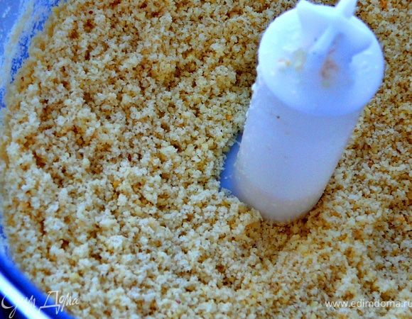 Очищенный миндаль перемолоть в комбайне в мелкий порошок,добавить просеянную муку.