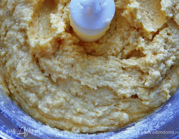 В сливочное масло всыпать сахар,добавить пол пакетика ванильного сахара,взить.Всыпать в маслянную смесь миндально-мучную,добавить яйца и хорошо перемешать.Поставить франжипан в холодильник на пол часа.