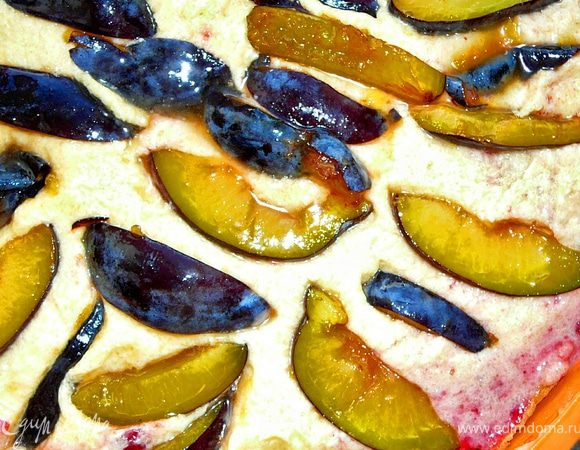 На выпеченую основу выложить сливовую начинку которые варили и разровнять ее.Сверху распредеить слой франжипана и выложить на него порезанные сливы,слегка вдавливая их в франжипан.Посыпать хлопьями миндаля и поставить в духовку примерно на 1 час.