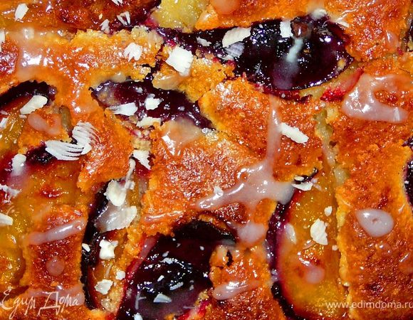 Можно смешать несколько ложечек сахарной пудры с небольшим кол-вом теплой воды и сбрызгнуть пирог глазурью.