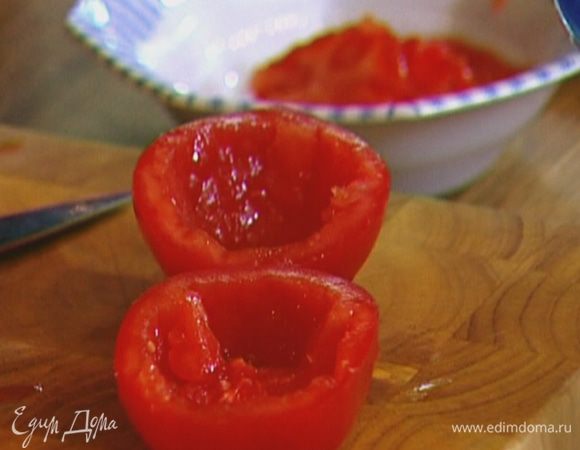 Помидор разрезать вдоль пополам и, удалив семена с соком, нарезать небольшими кубиками.