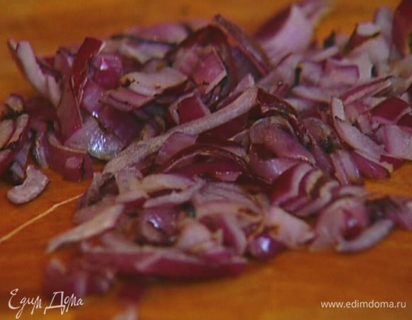 Разогреть в сковороде-гриль 1 ст. ложку оливкового масла и обжарить кольца лука с двух сторон. Затем порезать не слишком мелко.