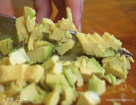Авокадо разрезать пополам вдоль, удалить косточку, аккуратно вырезать мякоть и нарезать ее небольшими кусочками (оставшиеся «скорлупки» сохранить!).