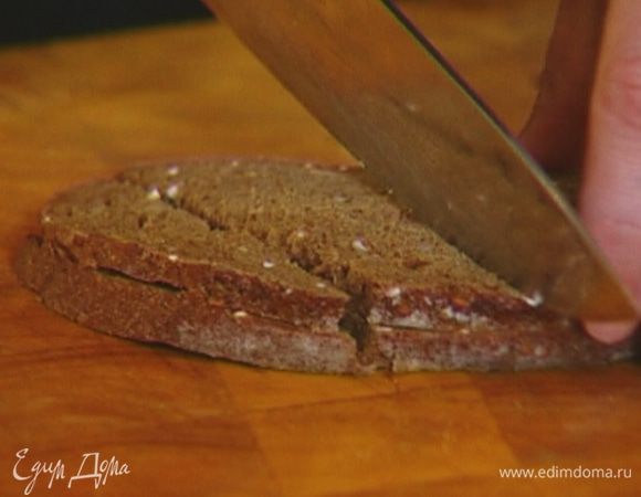 Хлеб порезать полосками.