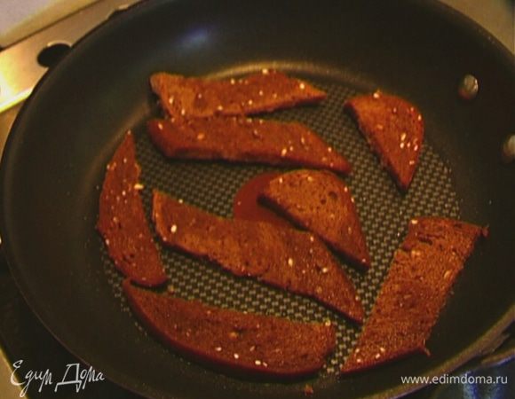 В другой сковороде разогреть 1 ст. ложку оливкового масла и обжарить полоски хлеба со всех сторон.