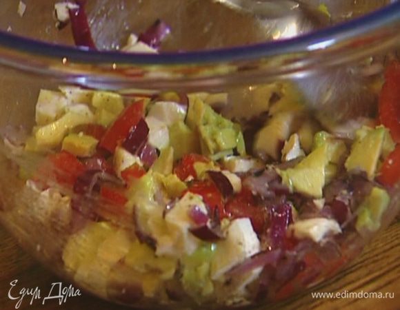 Соединить помидоры, авокадо, моцареллу и лук, добавить оставшееся оливковое масло, посолить, поперчить и перемешать.