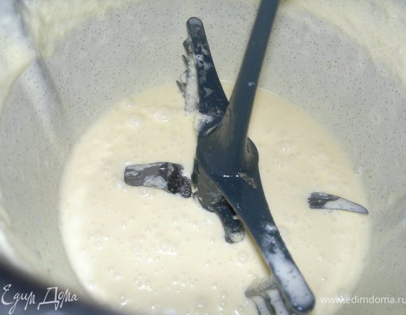 Взбить масло комнатной температуры 5 минут, затем добавить сахар и взбить еще 5 минут ( с сахаром обязательно взбивайте подольше, чтобы сахар разошелся).