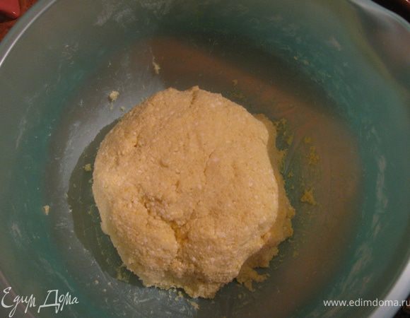 Из творога,муки масла,сахара и желтка замешиваем тесто.