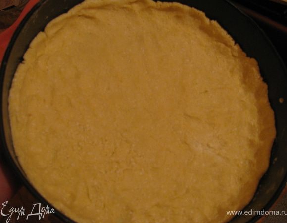 Выкладываем дно разъемной формы пергаментной бумагой.Расскатываем тесто и выкладываем его в форму сделав небольшие бортики.