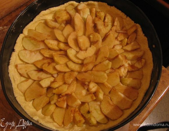 Чистим яблоки и нарезаем их прозвольной формы.Выкладываем яблоки на тесто.Посыпаем их корицей и ванильным сахаром.