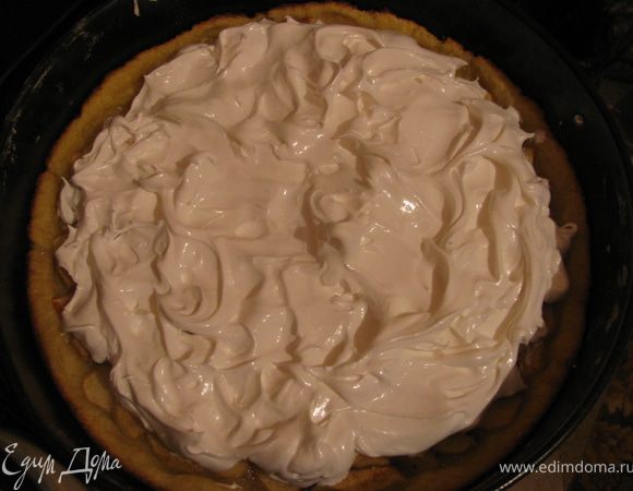 Достаем пирог из духовки и выкладываем на него безе.Снова в духовку на 10-15мин пока безе не преобретет золотистый оттенок.Вынимаем из духовки и ждем пока остынет.