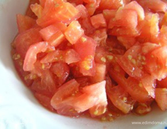 Приготовить соус. Помидоры вымыть, очистить от кожуры, опустив на 30 секунд в кипяшую воду и мелко нарезать.