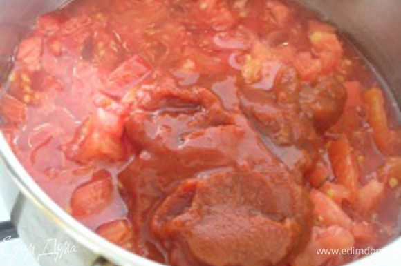 Выложить в сотейник, добавить томатную пасту, 2 ст.л. масла и довести до кипения.