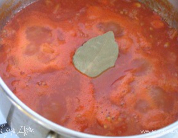 Добавить лавровые листы, сахар и тушить, помешивая, 15 минут.