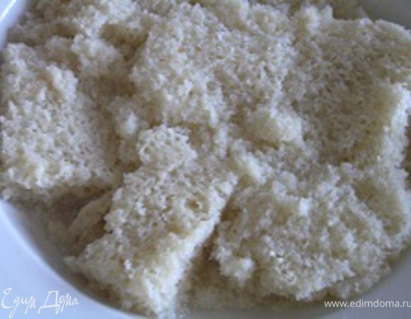 С хлеба срезать корки, мякиш замочить в небольшом количестве воды.