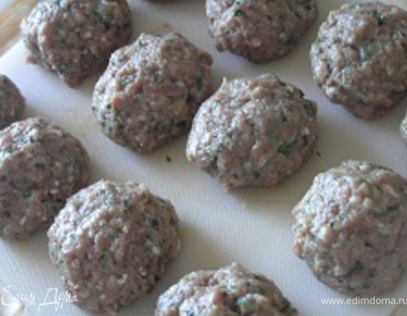 Сформировать 12 тефтелей (получаются достаточно крупные, а может такие и едят в Греции? ;)) В общем, кто любит поменьше - лепите больше :))