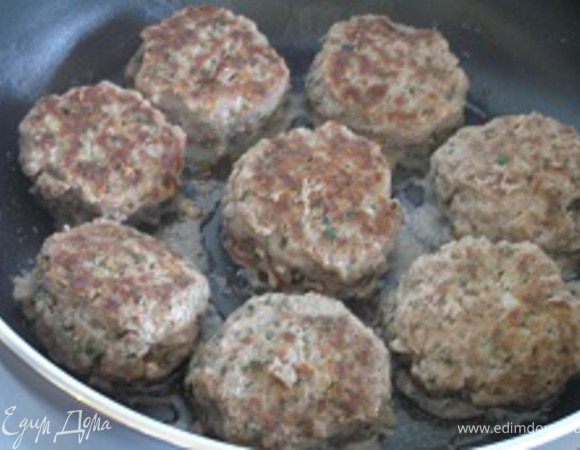 Обжарить тефтели на оставшемся оливковом масле с 2х сторон до подрумянивания.