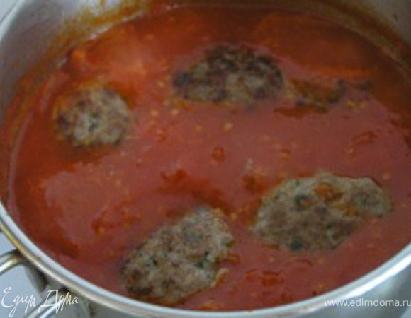 Затем тефтели переложить в сотейник с соусом и тушить на маленьком огне 10-15 минут.