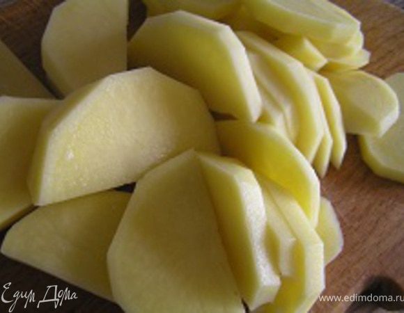 А можно еще немного потрудиться и приготовить запеченные овощи по-гречески! Я готовила половину порции. Для этого примерно одинаровыми ломтиками нарезать картофель,