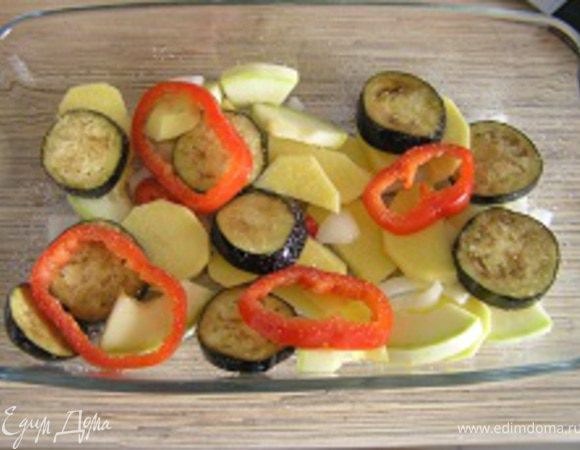 Выложить овощи слоями в смазанную маслом форму для запекания, 