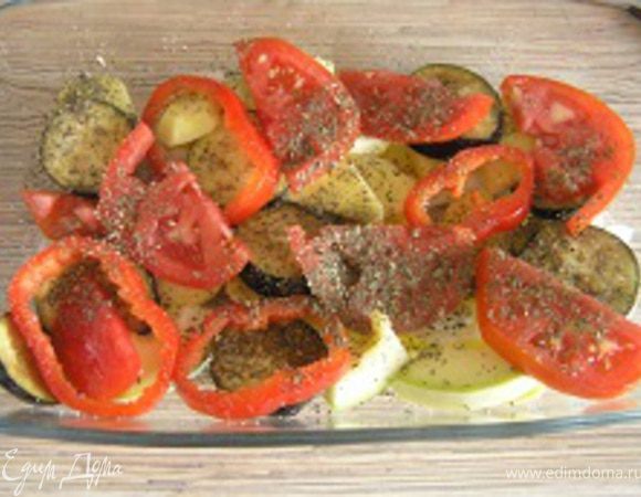 посыпая базиликом, солью и перцем.