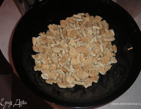 Печенье измельчить в большую крошку.