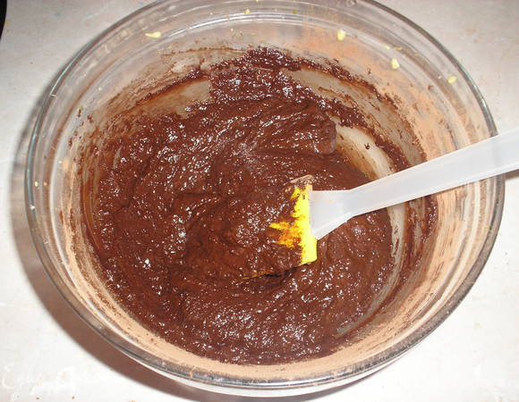 Желтки перетереть с сахаром добела,добавить размягченное сливочное масло. какао, ром. Все хорошо вымешать.